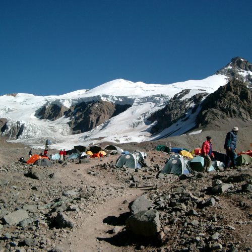 Oboz w bazie Plaza de Mulas to duze obozowisko namiotow.