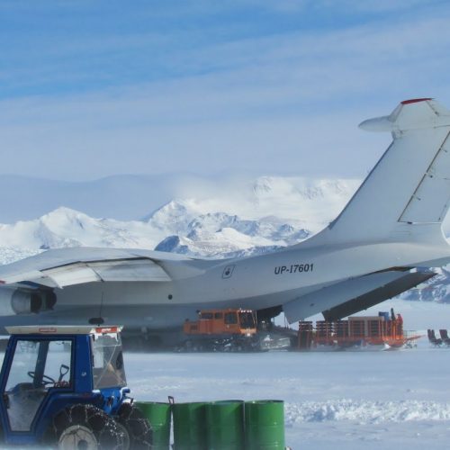 IŁ-76 przed odlotem do Punta Arenas