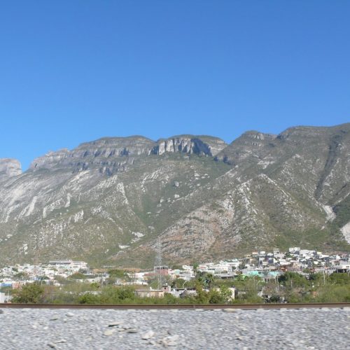 Monterrey otoczone gorami.