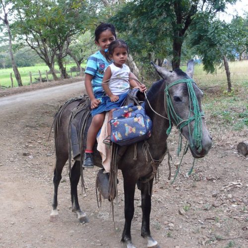 W drodze powrotnej spotkalismy dwie urocze dziewczynki jadace na koniu.